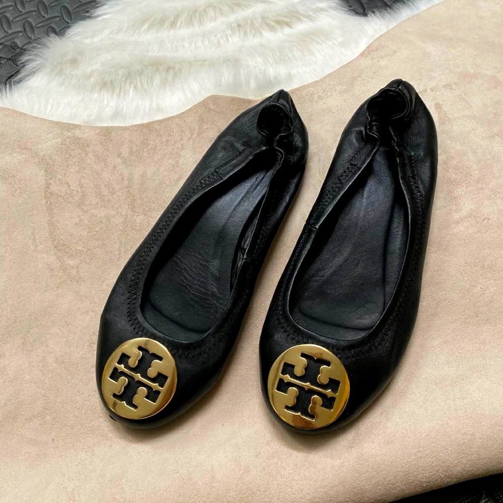 Tory burch black ballet flats fits size 8
